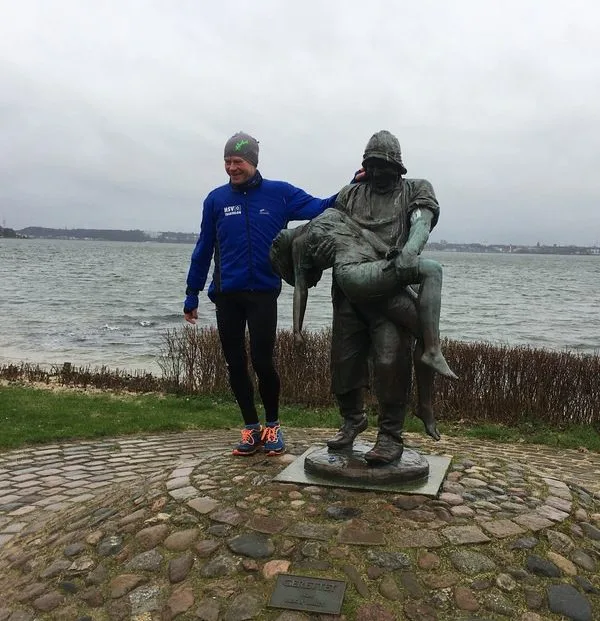 Jan Eberlein neben der Skulptur „Die Gerettete“ an der Förde
