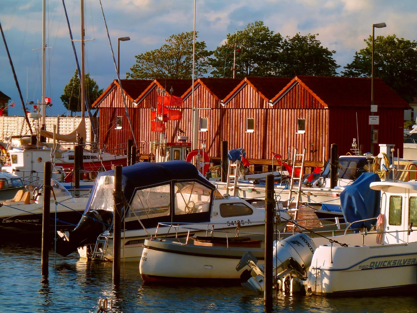 Laboer Hafen mit Booten und roten Hafenhäusern