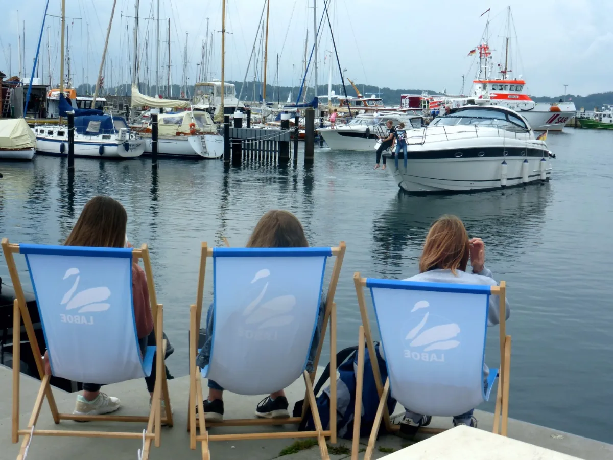 Liegestühle am Hafen Laboe