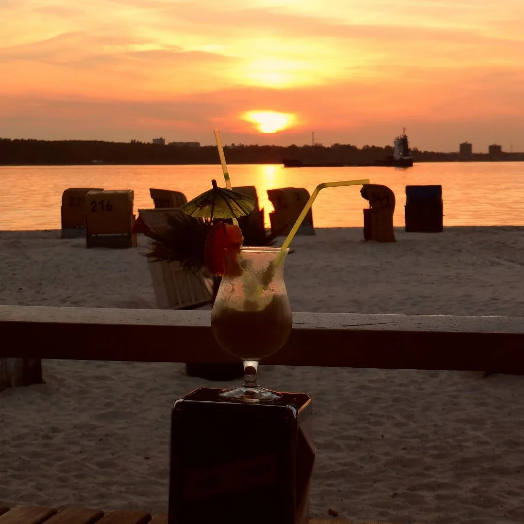 Sonnenuntergang am Strand mit Cocktail