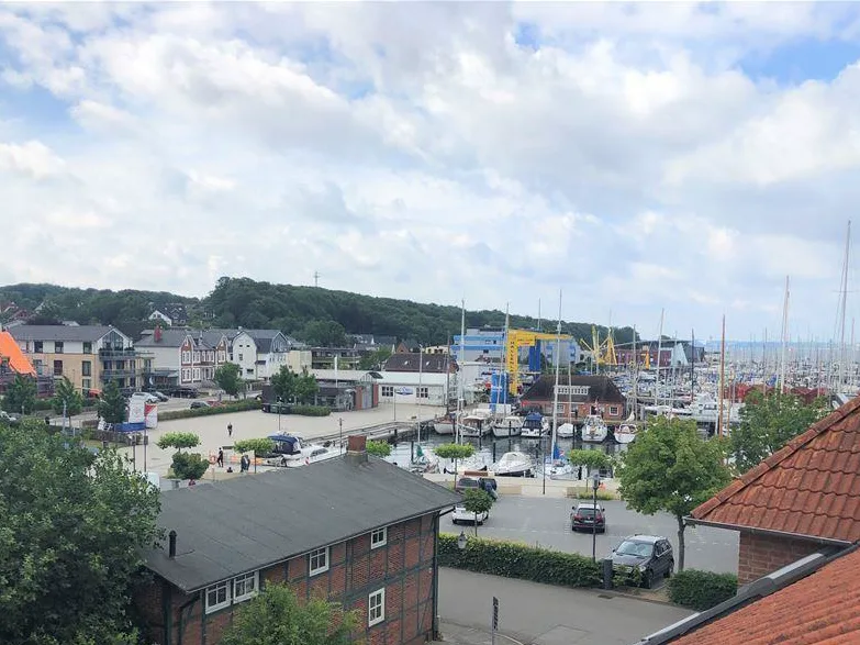 Ausblick über die Dächer zum Hafen