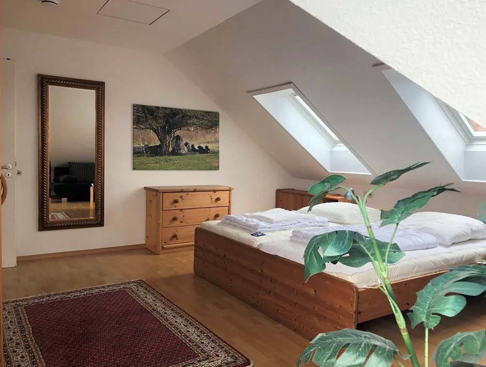 Schlafzimmer mit Doppelbett unter der Dachschräge
